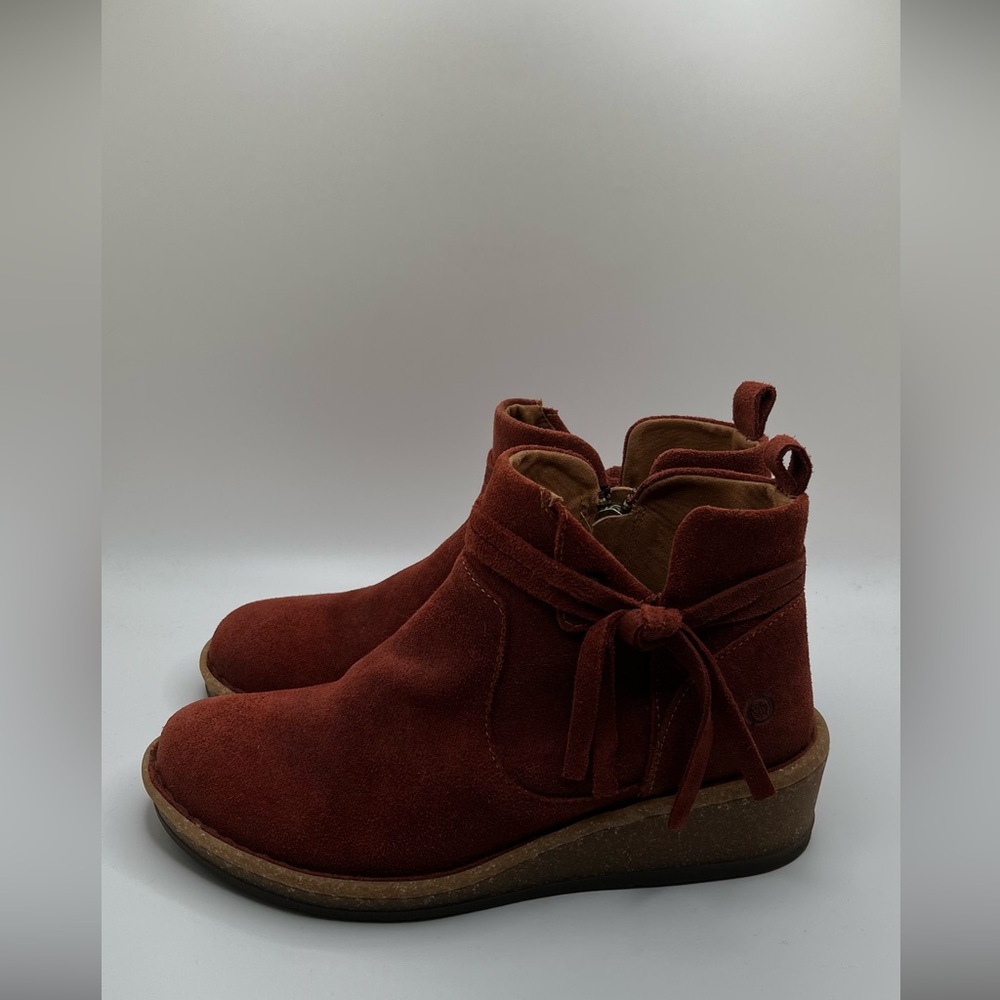 Born Women's Vaughn Round Toe Rust Suede  Leather Ankle Booties Size 8.5 / 39 - Picture 2 of 13